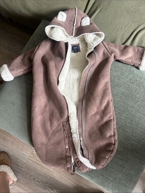 GAP Infant Sherpa-Lined Hooded Bunting in Dusty Mauve and Cream